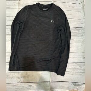 UnderArmour men’s medium long sleeve tee.